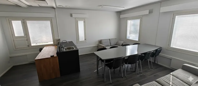 Neuvottelupöytä ja tuolit JuuPointin kokoustilassa.